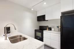 Only Steps to Village & Lifts! Free Parking & Wifi - Image 2