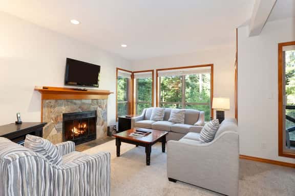 Close to Village, Shared Hot Tub, Parking, Shuttle - Image 1