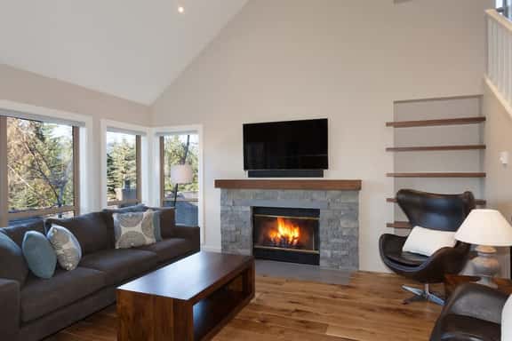 Scenic Village Stay: Balcony, BBQ & Shared Hot Tub - Image 1