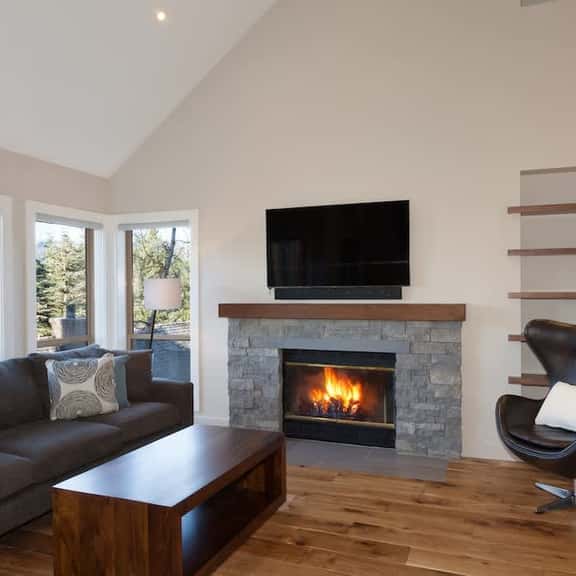 Scenic Village Stay: Balcony, BBQ & Shared Hot Tub - Image 1