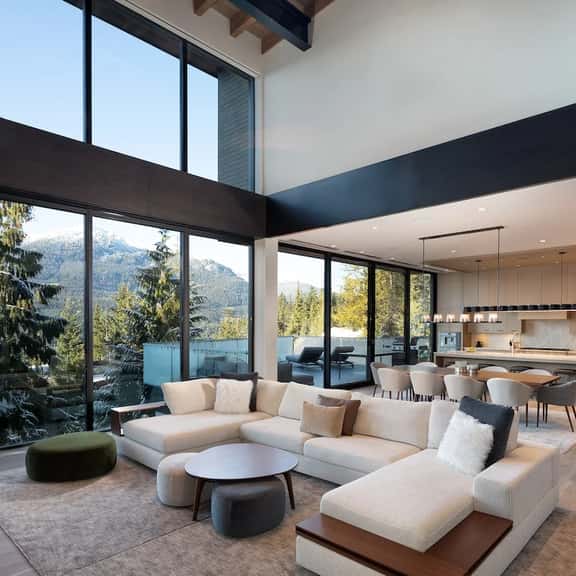 Luxury ski chalet w/ gym & hot tub - Image 1