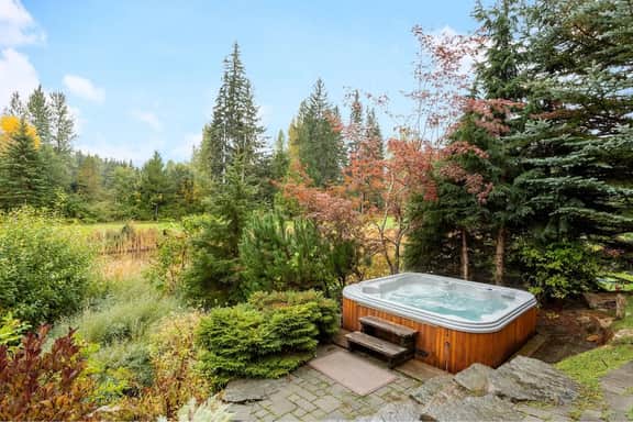 Big Sky Chalet - Spacious mountain chalet with hot tub - Image 3